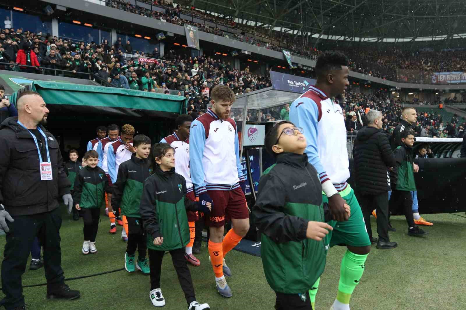 Trendyol Süper Lig: Kocaelispor: 0 - Trabzonspor: 0 (Maç devam ediyor)