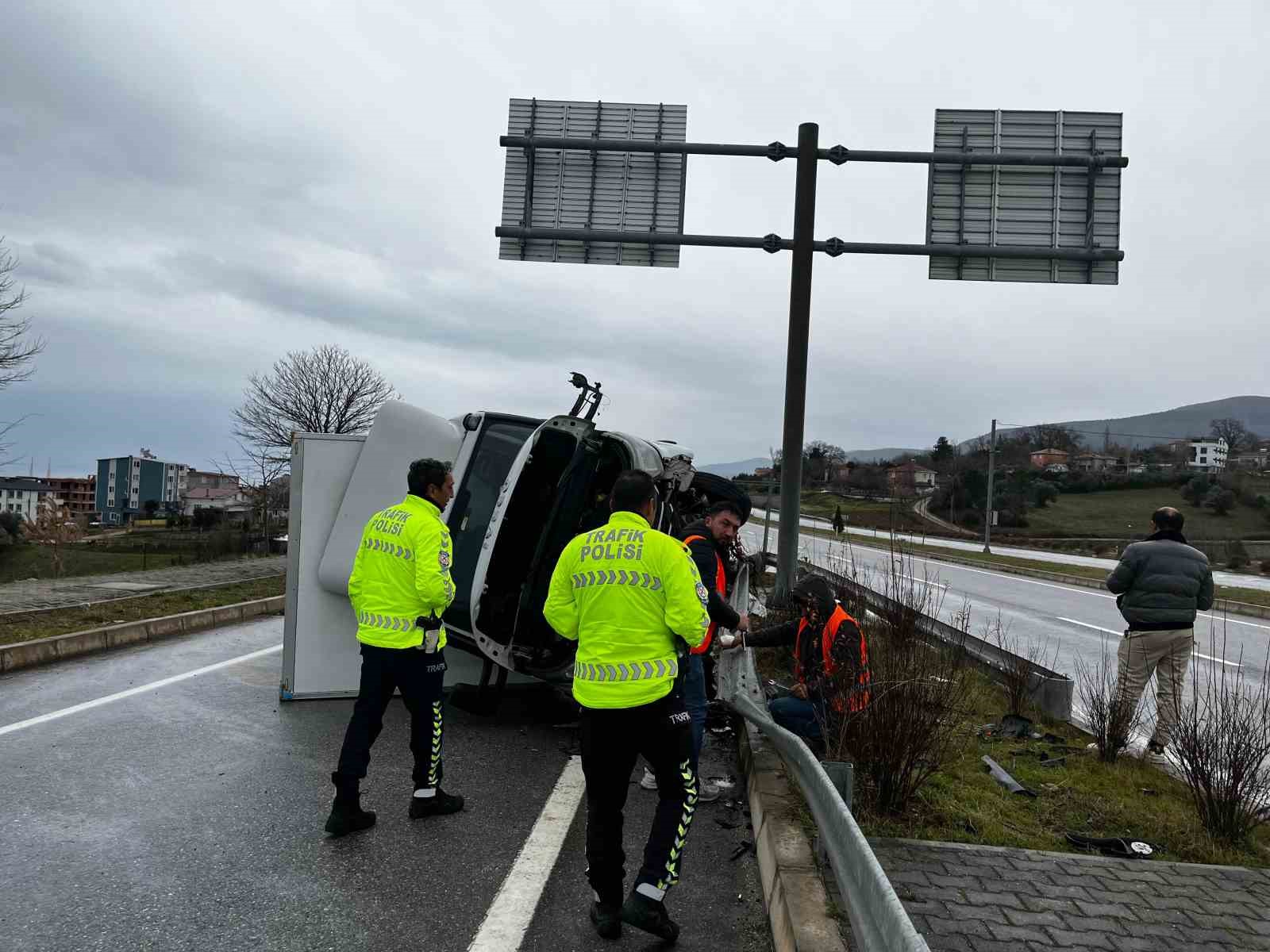 Sinop’ta kamyonet devrildi
