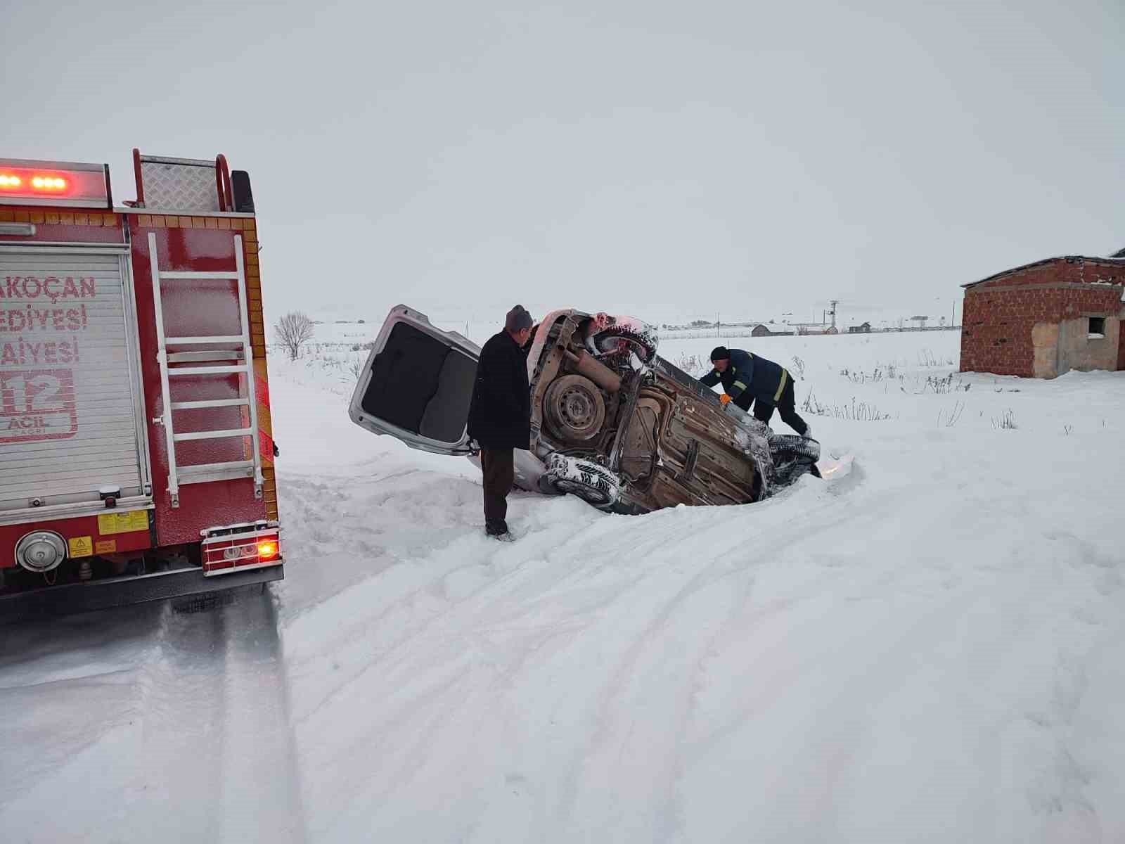 Elazığ’da karda kayan hafif ticari araç devrildi: 2 yaralı