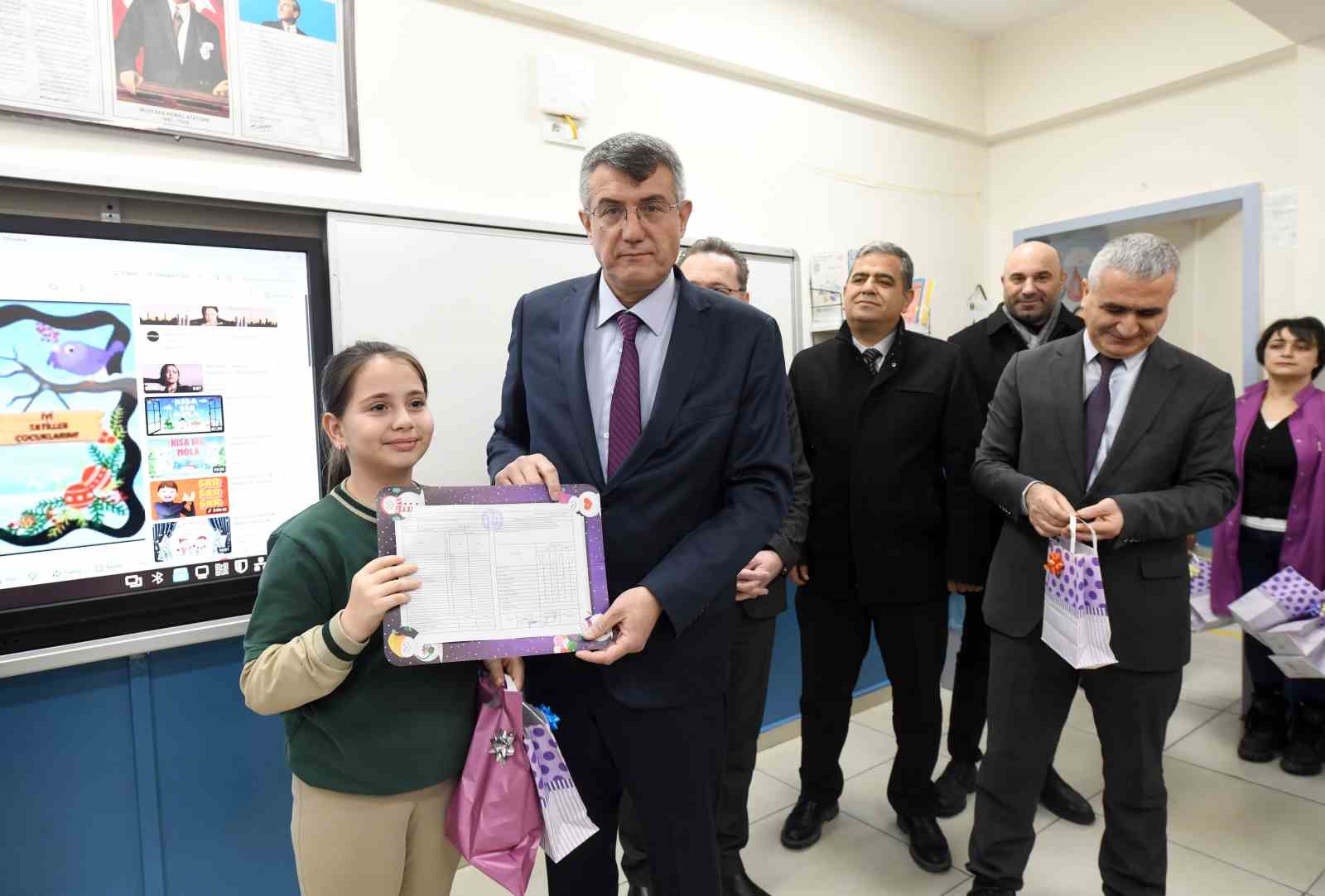 Kastamonu’da öğrenciler karne sevinci yaşadı