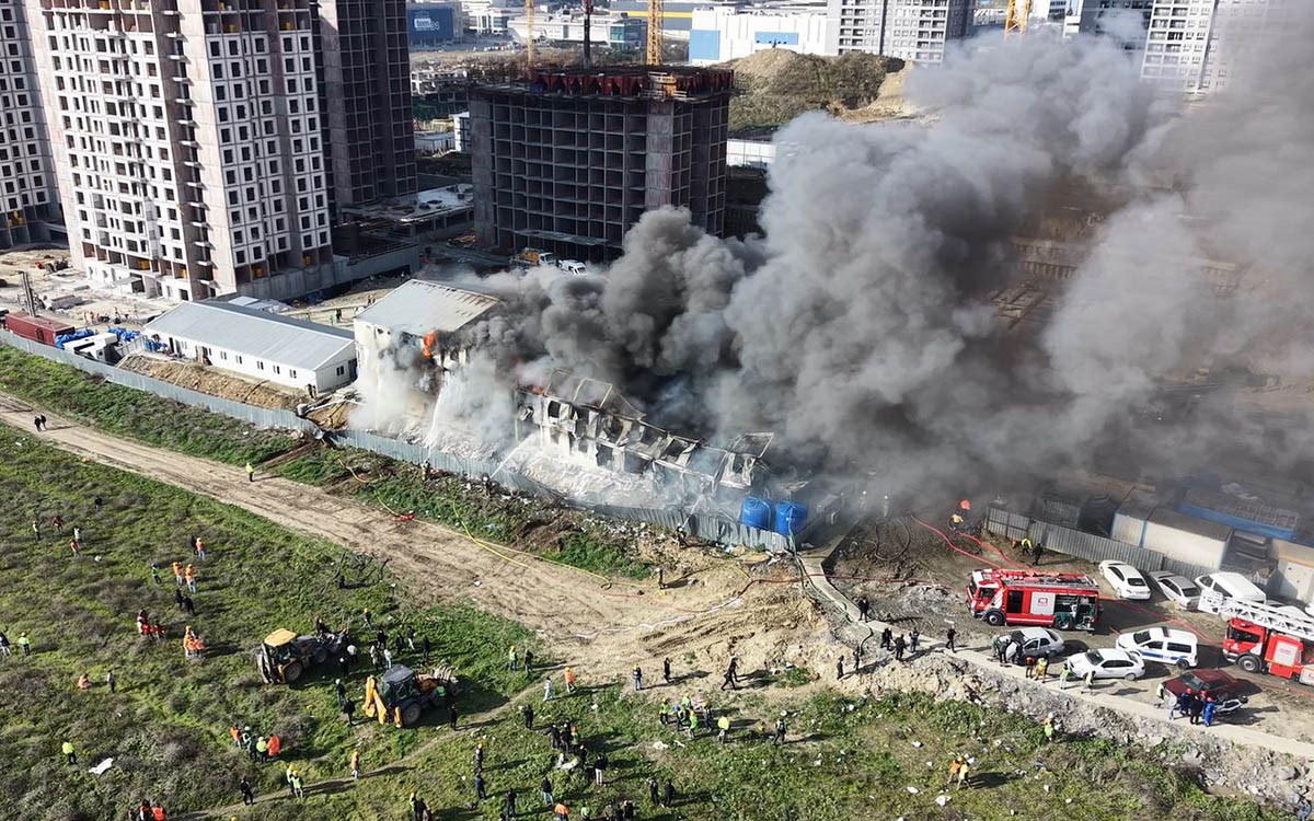 İşçilerin kaldığı konteynerde çıkan yangın kontrol altına alındı