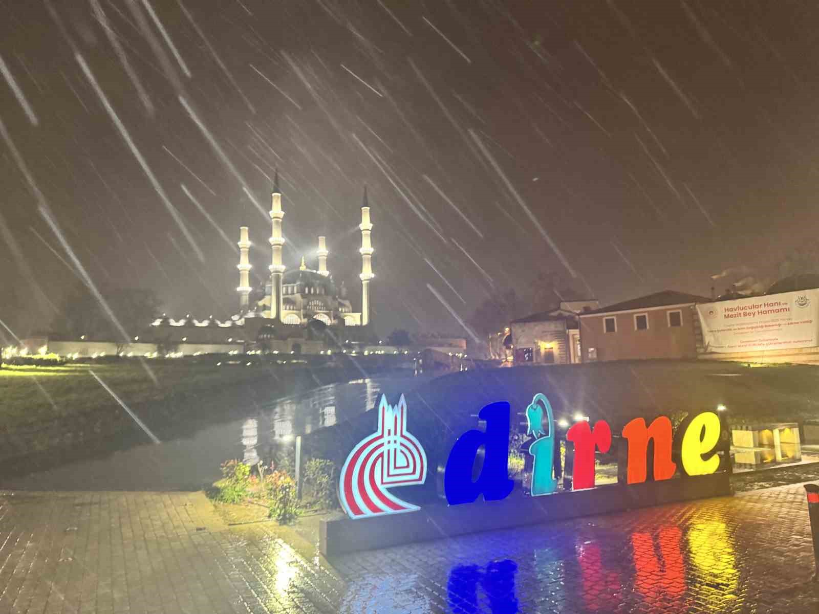 Edirne’de kar yağışı etkili oluyor