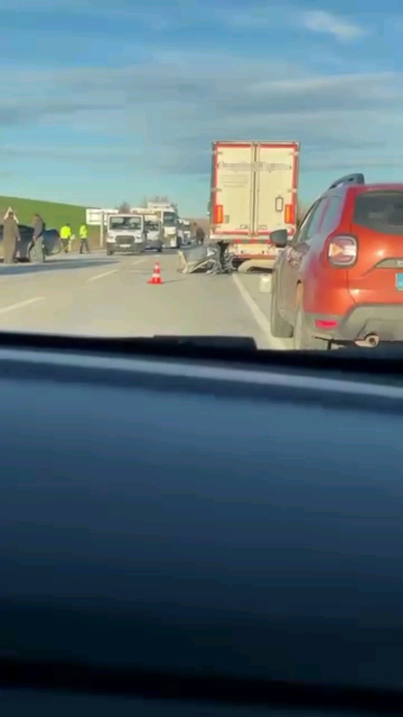 Edirne’de peş peşe kazalar: Hamzabeyli yolunda otomobil tıra çarptı, Demirhamlı’da tır sulama kanalında durabildi