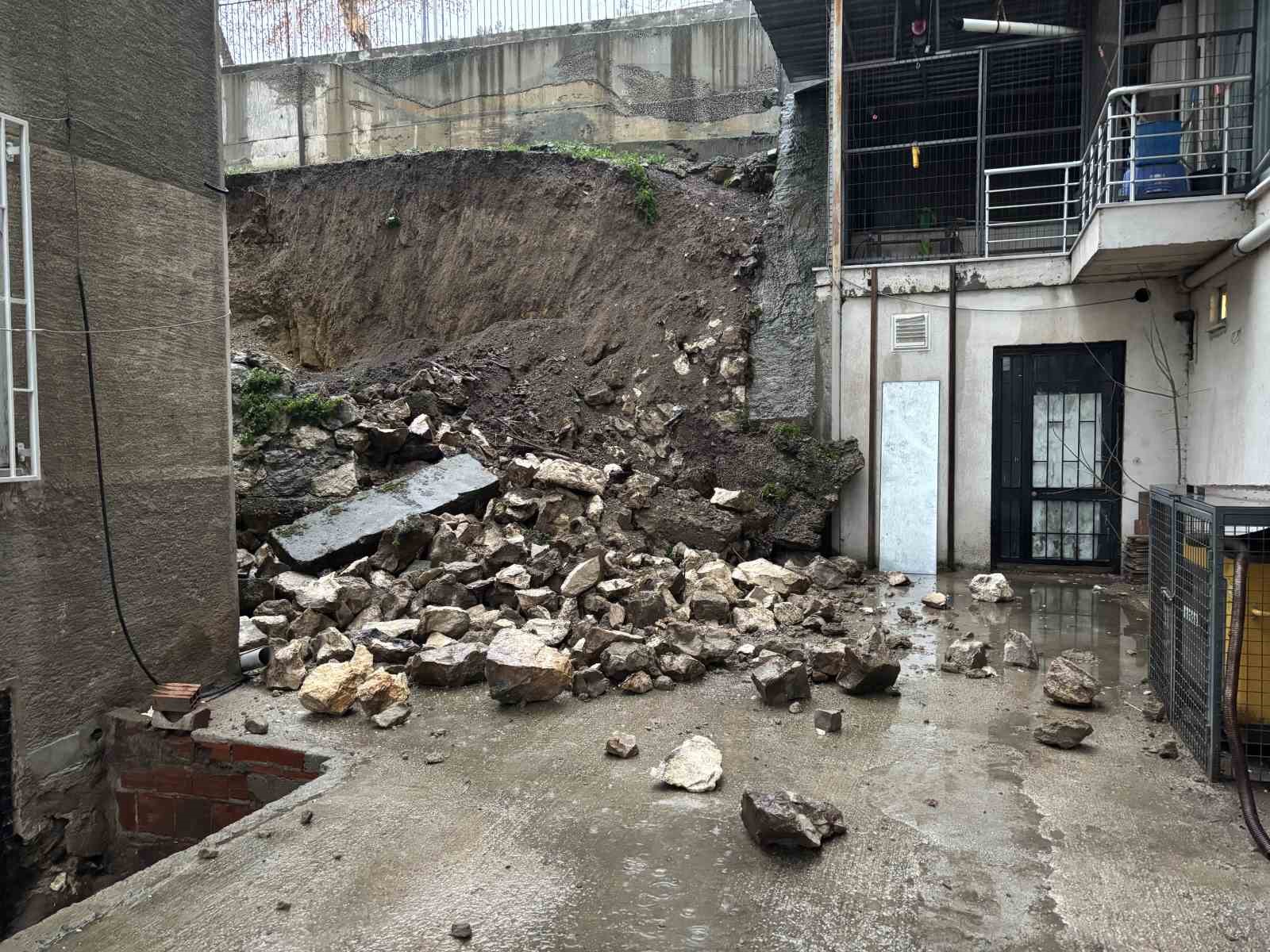 Edirne’de sağanak sonrası istinat duvarı çöktü: Balkonlar zarar gördü