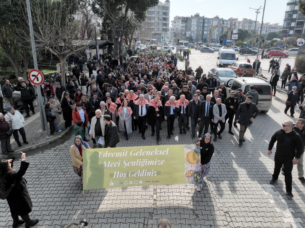 Edremit’te “Geleneksel Zeytin Hasat Sonu Meci Şenliği” coşkuyla başladı