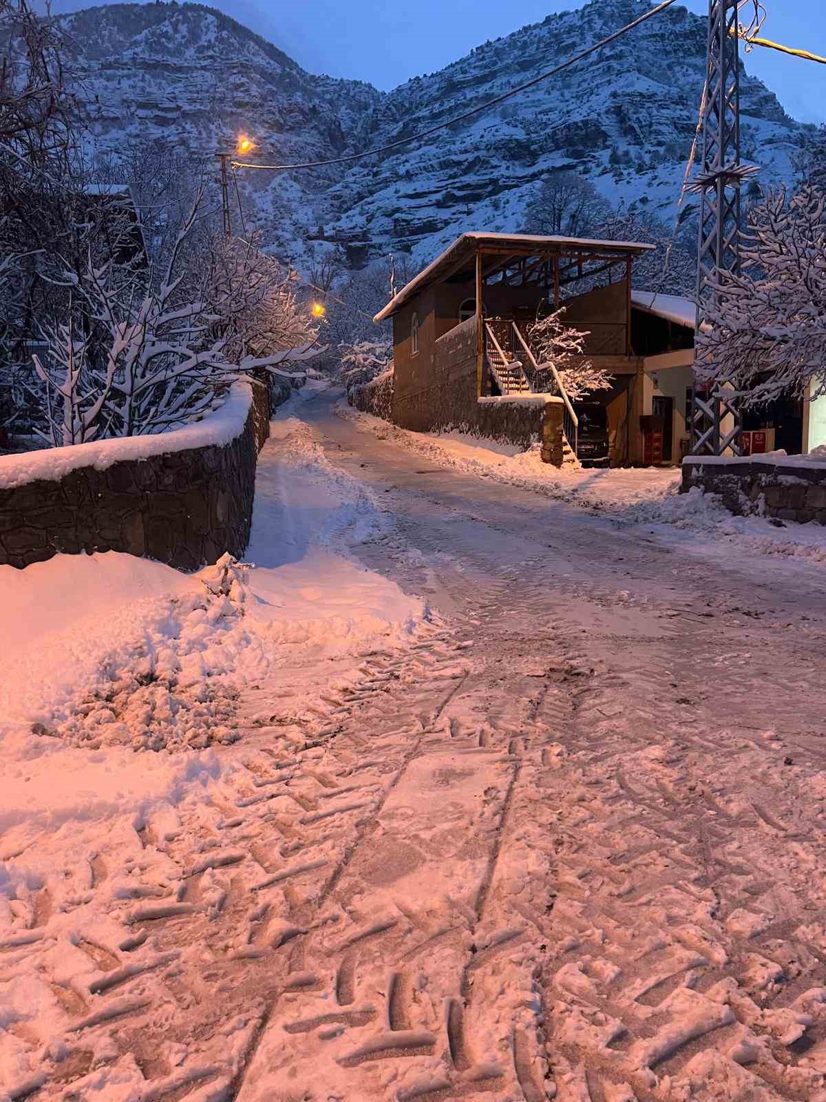 Kapanan yollarını kendi imkanları ile açtılar
