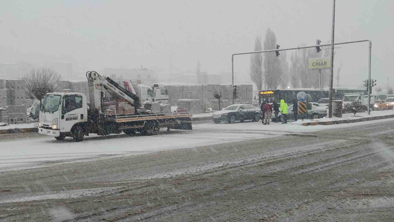 Van’da kar yağışı trafiği olumsuz etkiledi: Maddi hasarlı kazalar meydana geldi