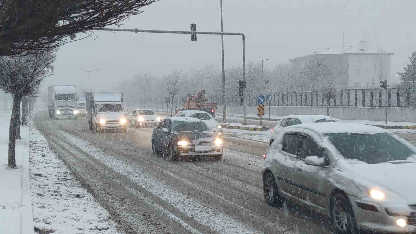 Van’da kar yağışı trafiği olumsuz etkiledi: Maddi hasarlı kazalar meydana geldi