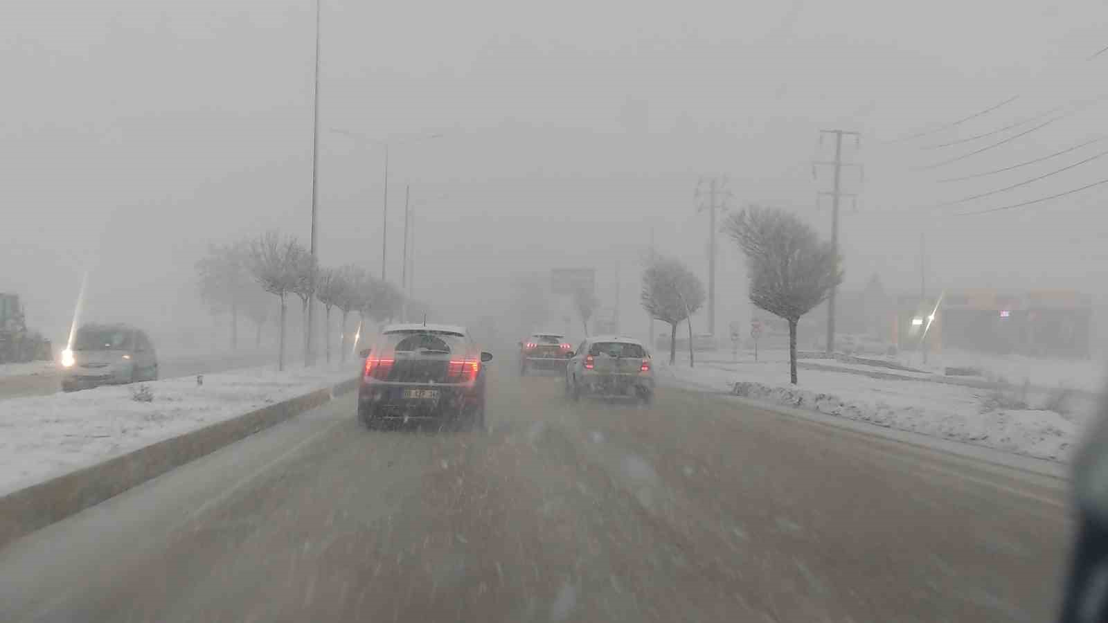 Van’da kar yağışı trafiği olumsuz etkiledi: Maddi hasarlı kazalar meydana geldi