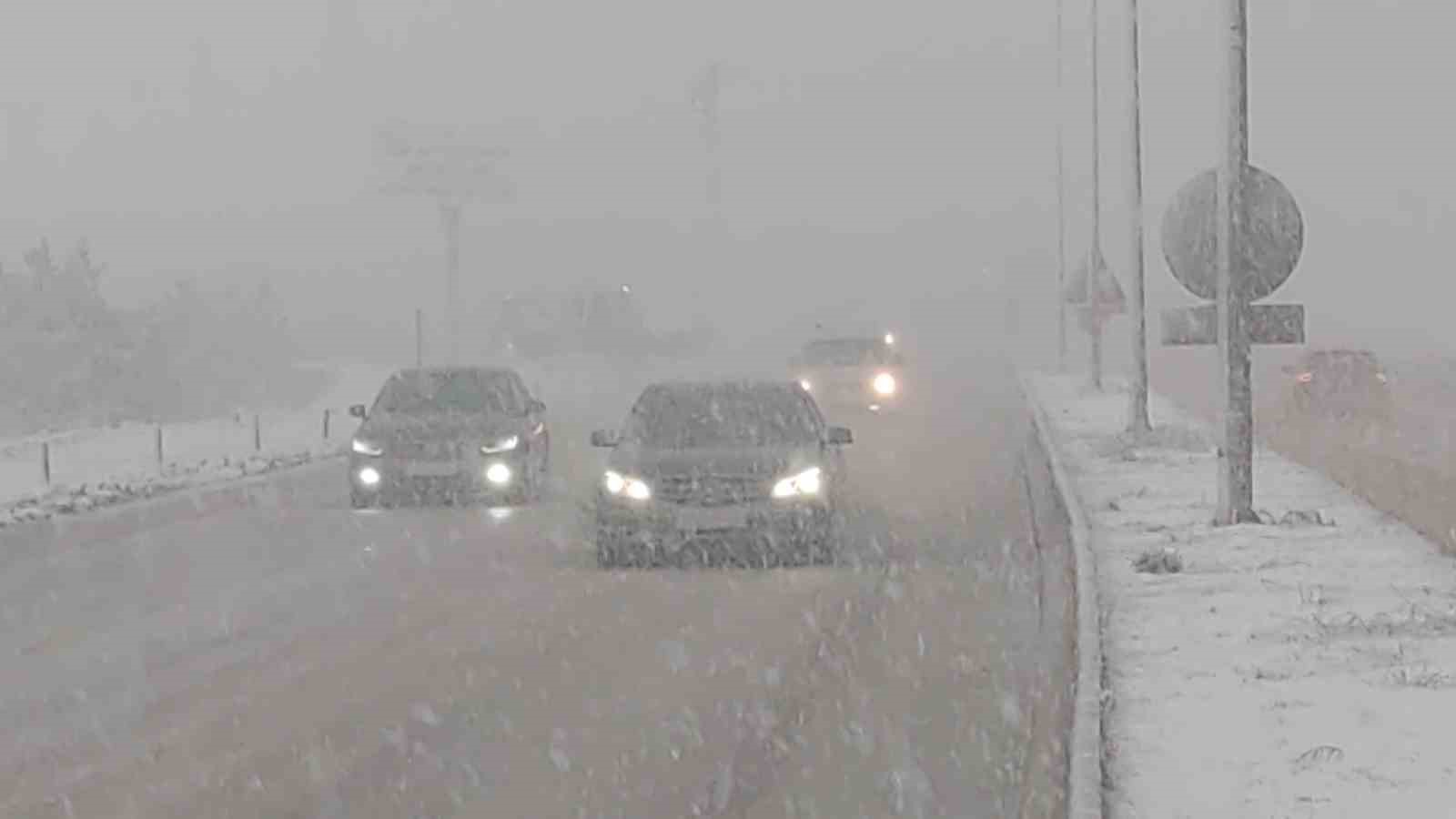 Van’da kar yağışı trafiği olumsuz etkiledi: Maddi hasarlı kazalar meydana geldi