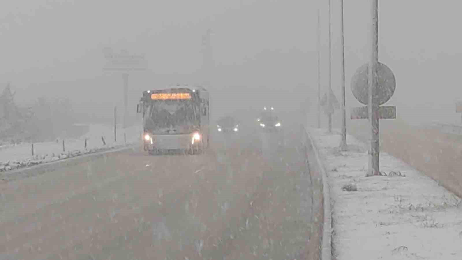 Van’da kar yağışı trafiği olumsuz etkiledi: Maddi hasarlı kazalar meydana geldi