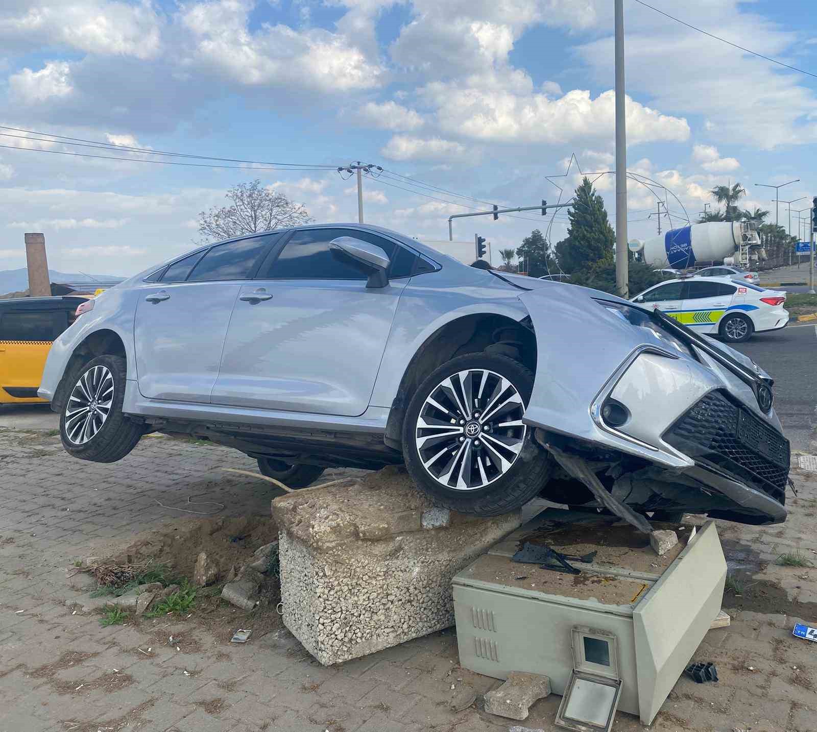 Turgutlu’da otomobil refüje çıktı: 1 yaralı