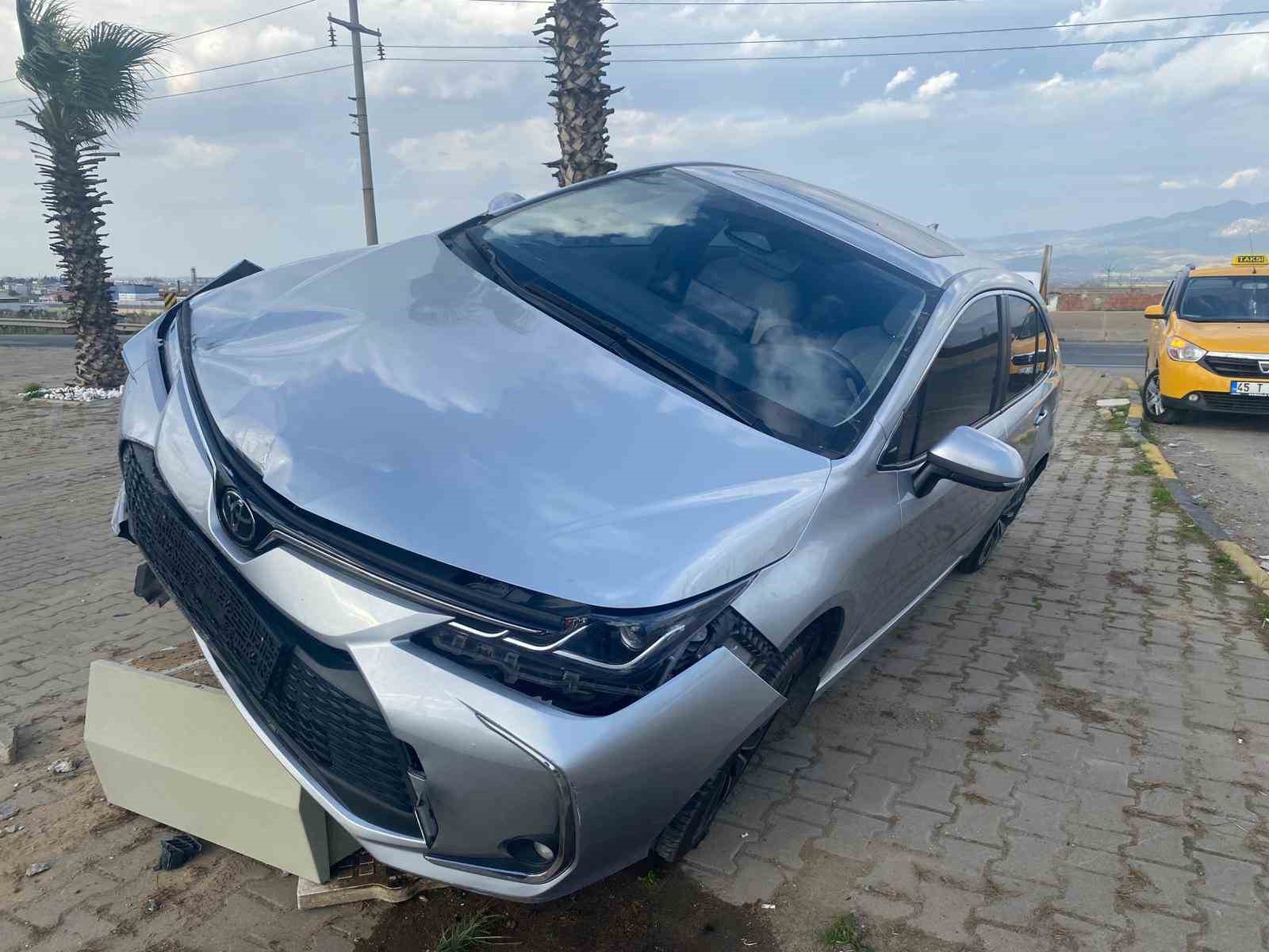 Turgutlu’da otomobil refüje çıktı: 1 yaralı