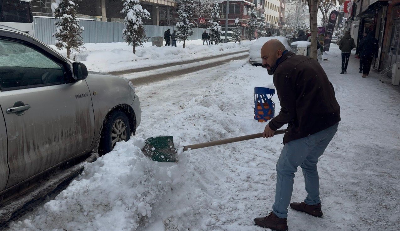 Patnos’ta kar yağışı yeniden etkisini gösterdi