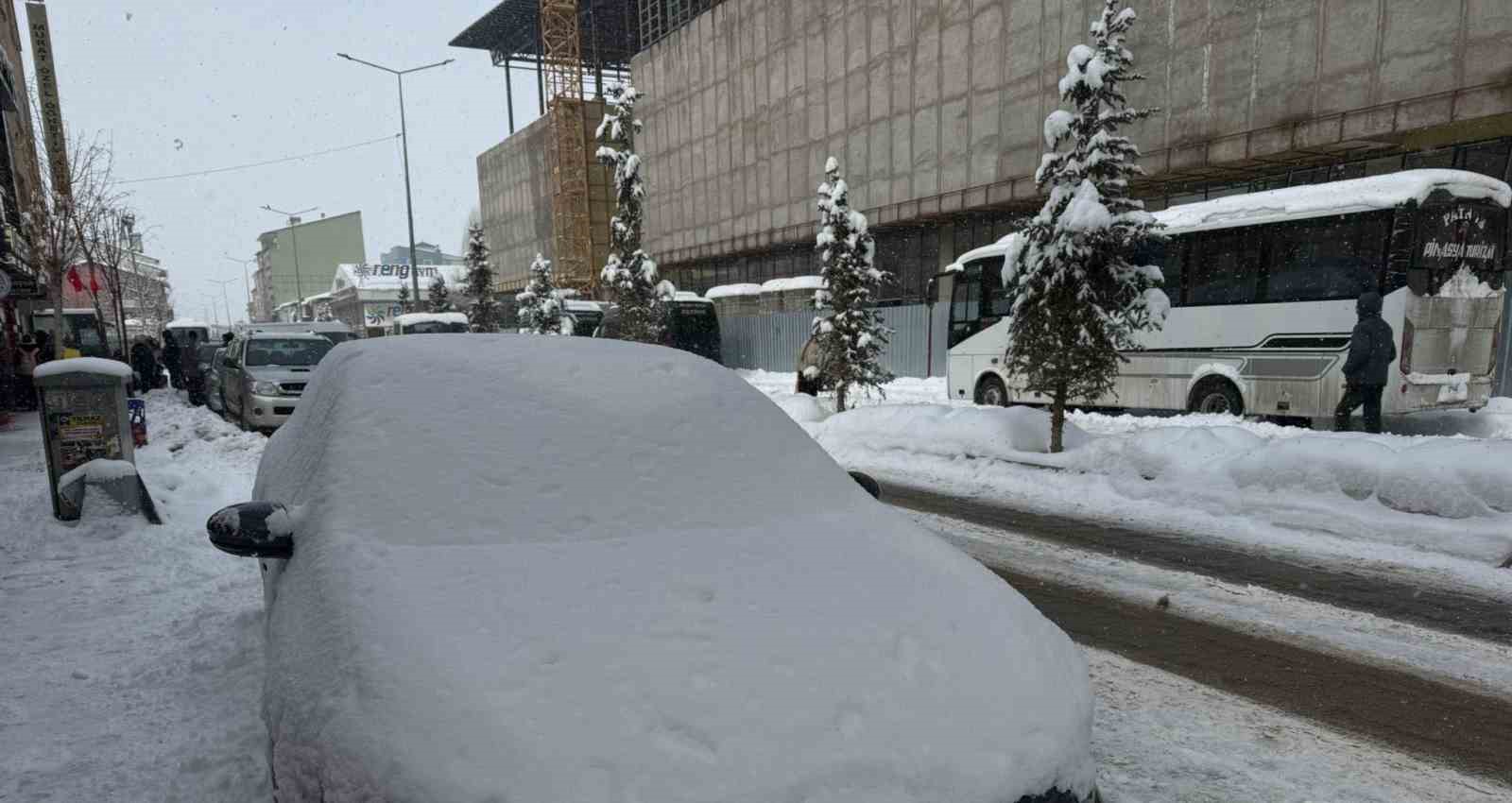 Patnos’ta kar yağışı yeniden etkisini gösterdi