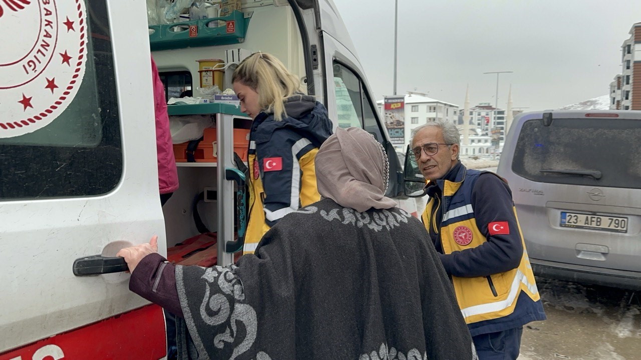 Elazığ’da sitede doğal gaz zehirlenmesi: 1’i çocuk 6 kişi hastaneye kaldırıldı