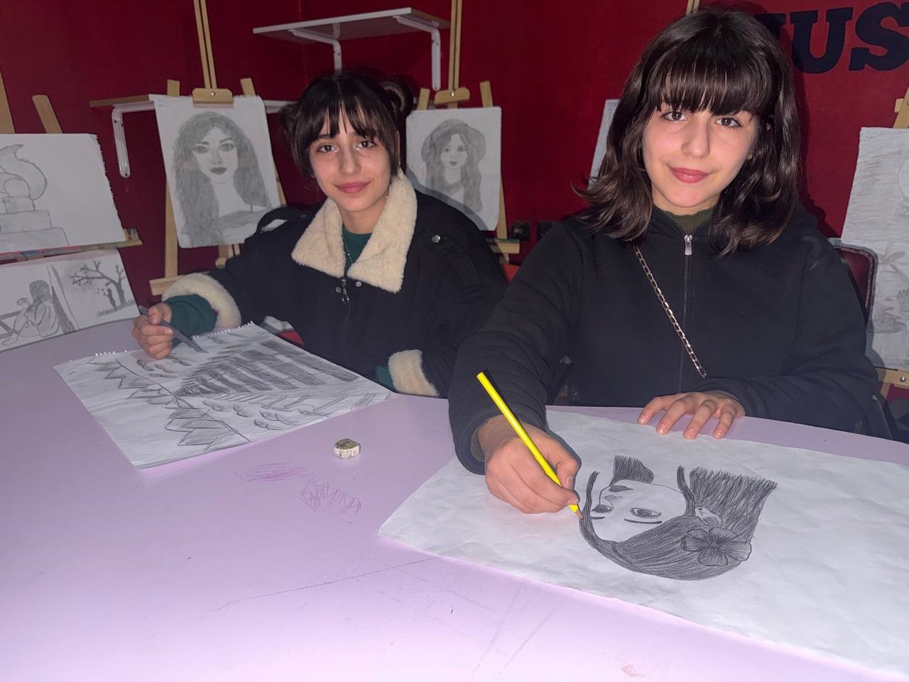 Engel tanımayan ikizlerin resim aşkı