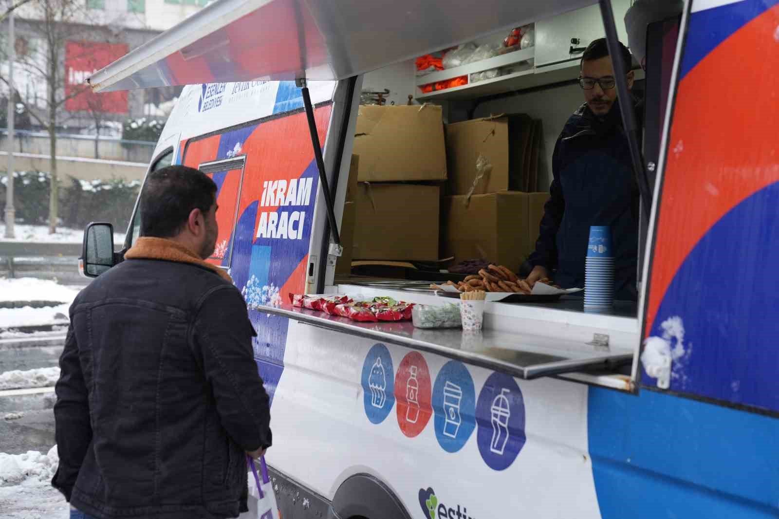 Esenler’de karla mücadeleye sıcak destek