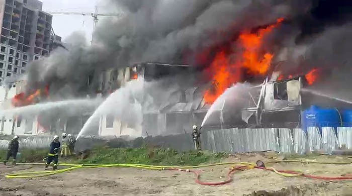 Esenyurt’ta bulunan bir inşaat alanında işçilerin kaldığı konteynerde henüz bilinmeyen bir nedenle yangın çıktı. Alevler kısa sürede büyürken olay yerine itfaiye ekipleri sevk edildi.