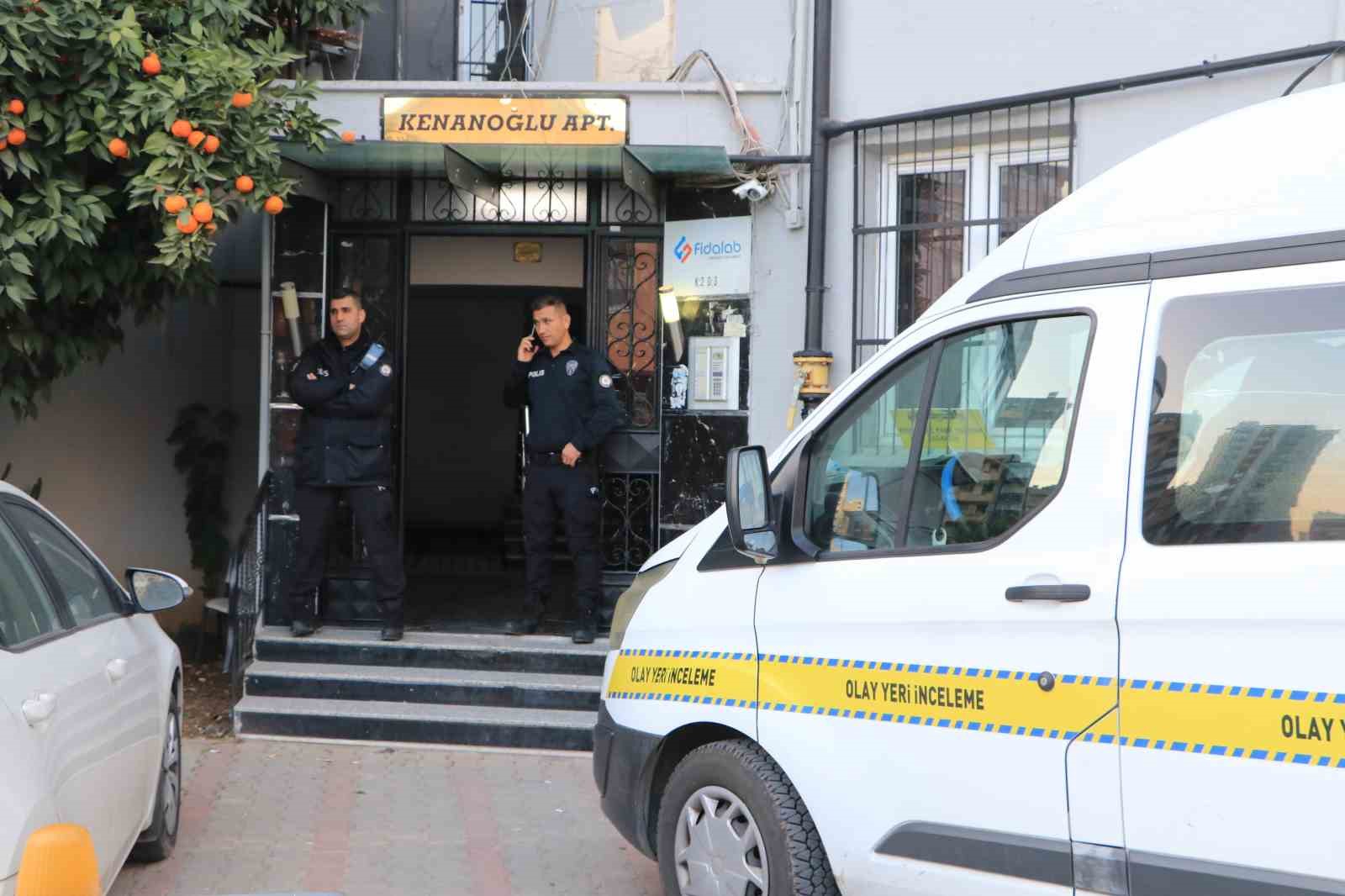 Evi teslim etmeyen müteahhidin oğlunu öldürüp yaşamına son verdi