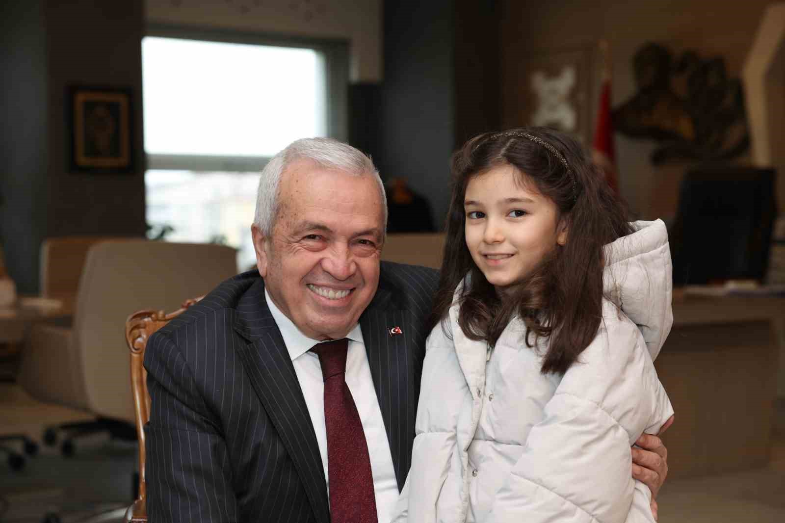 Çocuklar el emeklerini Başkan Şadi Özdemir’e hediye etti