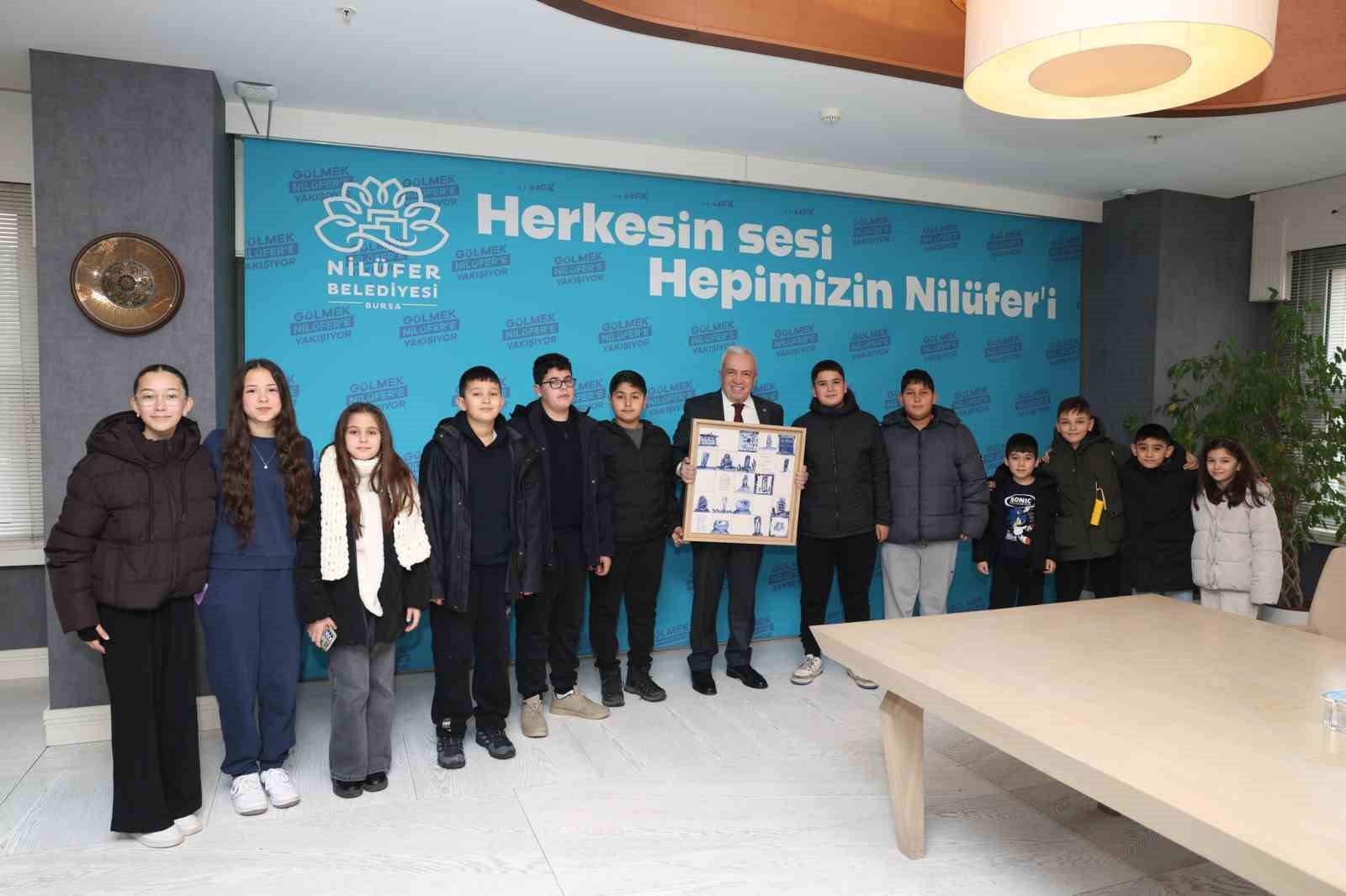 Çocuklar el emeklerini Başkan Şadi Özdemir’e hediye etti