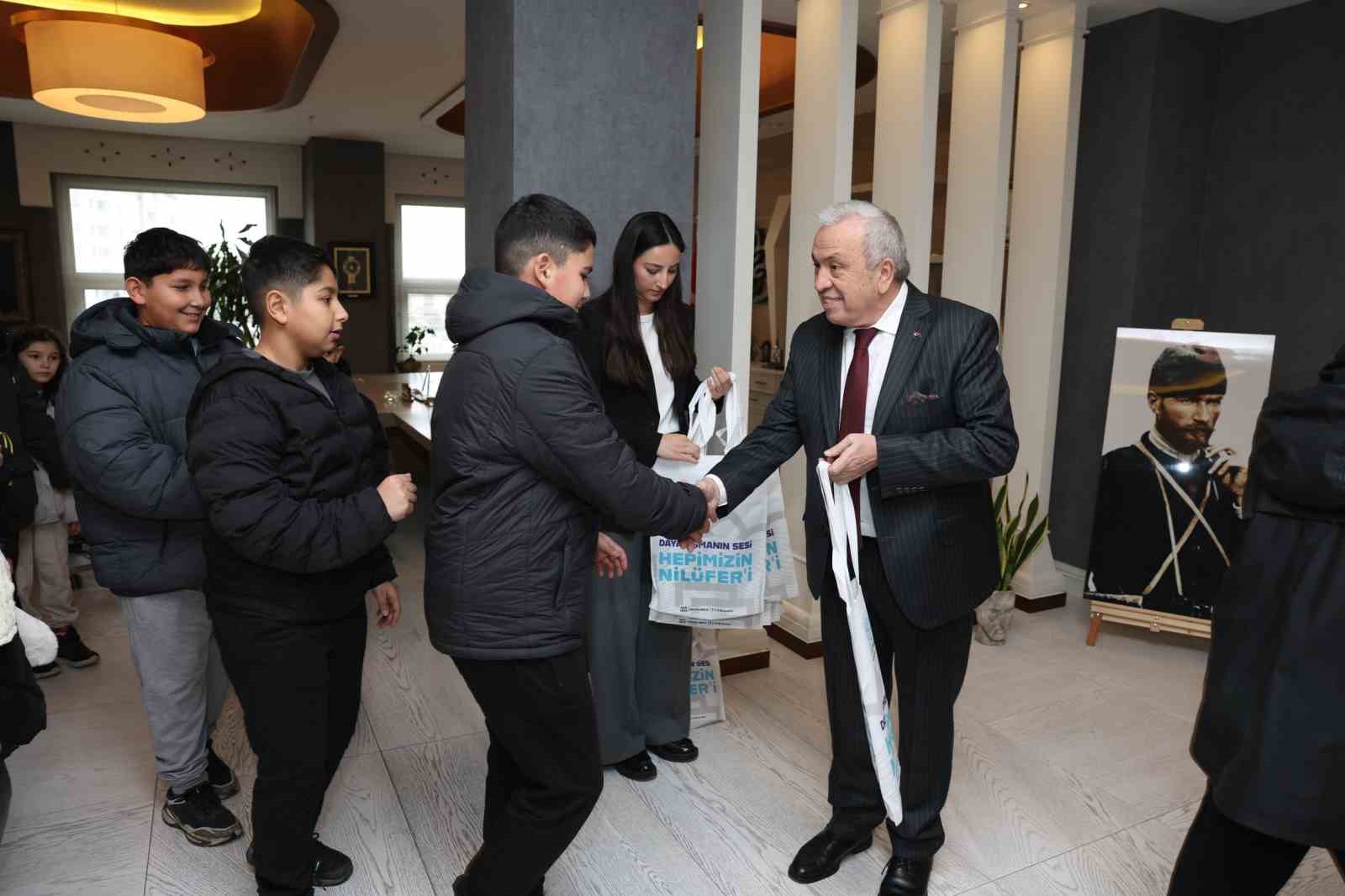 Çocuklar el emeklerini Başkan Şadi Özdemir’e hediye etti