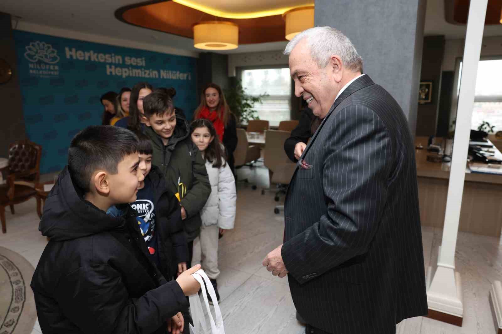 Çocuklar el emeklerini Başkan Şadi Özdemir’e hediye etti