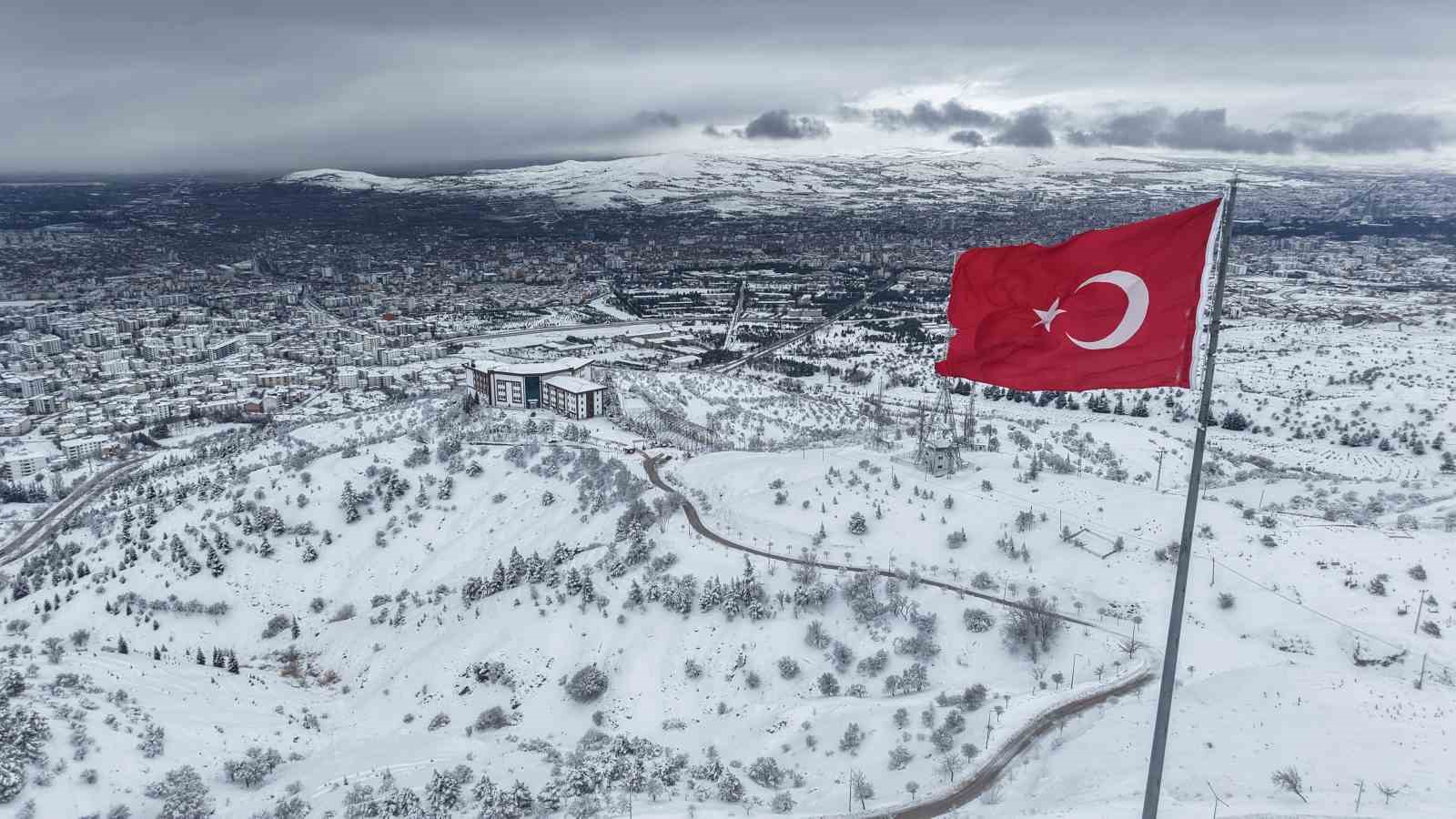 Medeniyetlerin beşiği Harput beyaza büründü, kartpostallık görüntüler oluştu