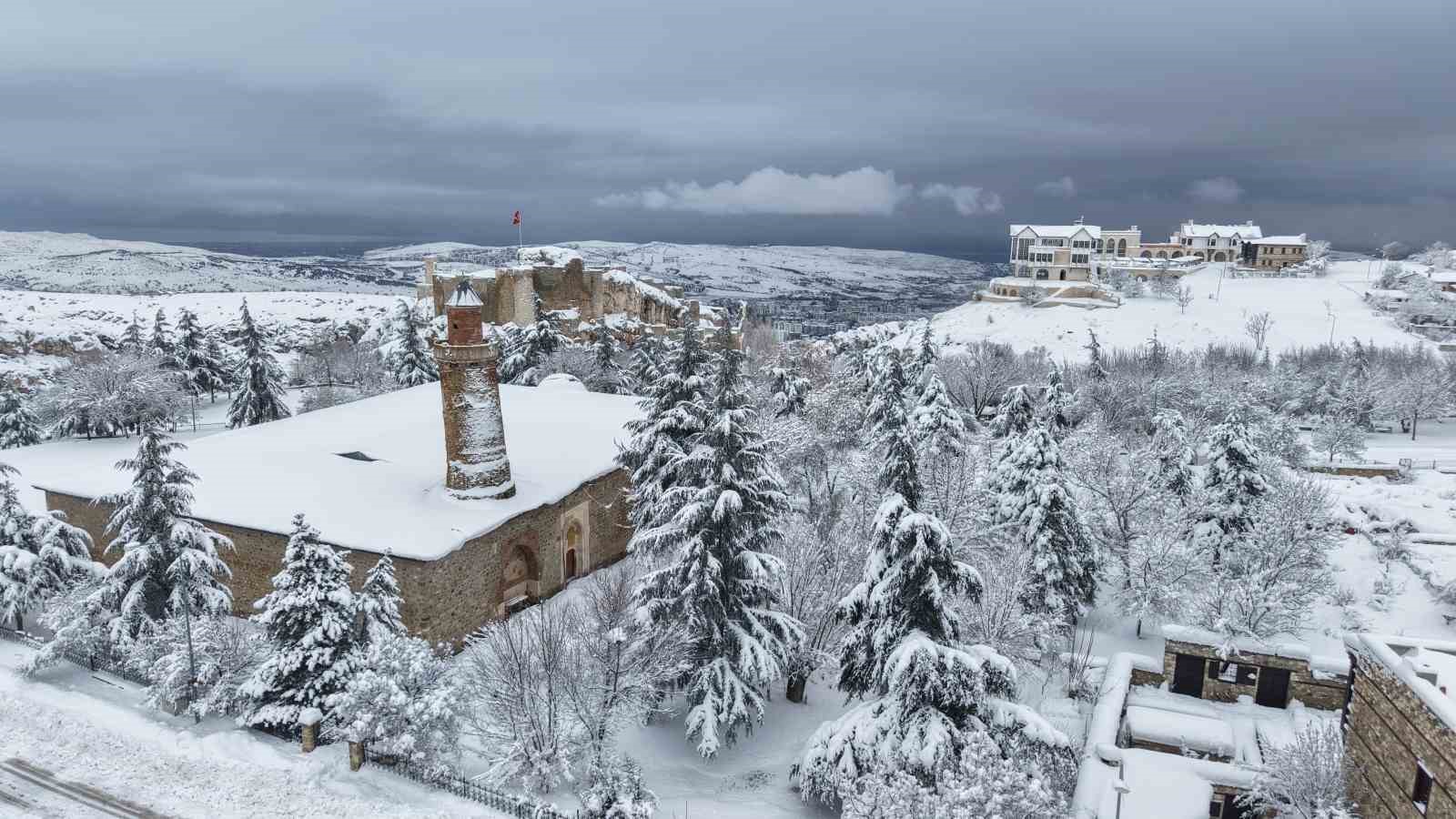 Medeniyetlerin beşiği Harput beyaza büründü, kartpostallık görüntüler oluştu