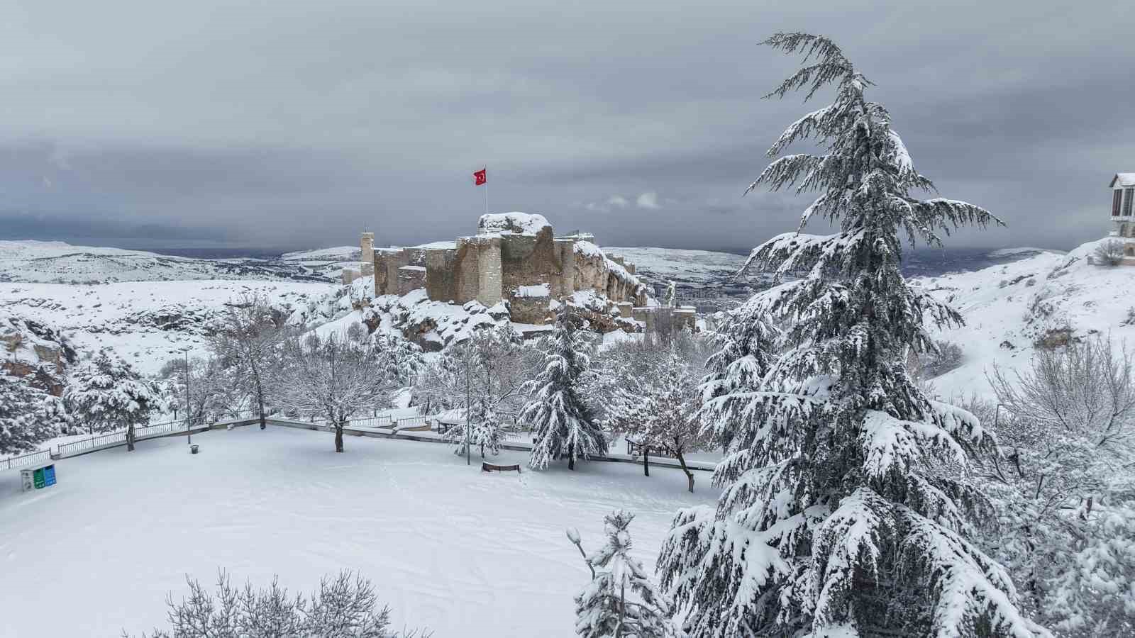 Medeniyetlerin beşiği Harput beyaza büründü, kartpostallık görüntüler oluştu