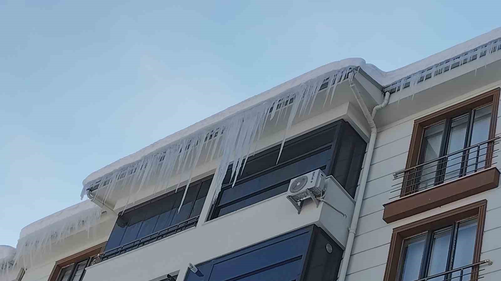 Erciş’te buz sarkıtları tehlike saçıyor