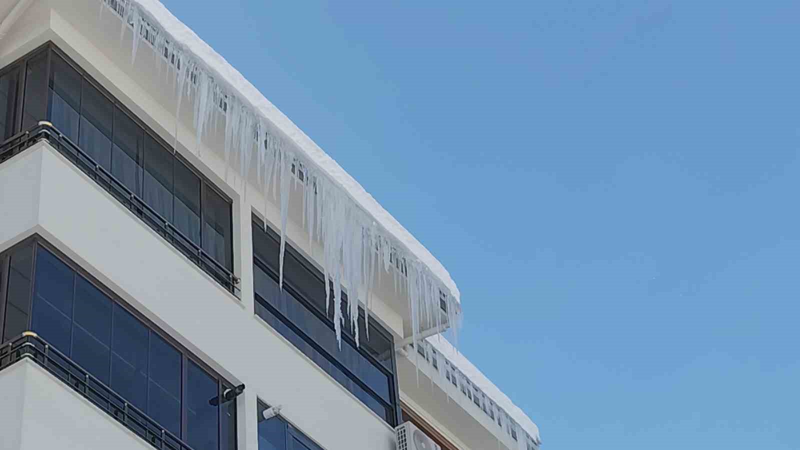 Erciş’te buz sarkıtları tehlike saçıyor