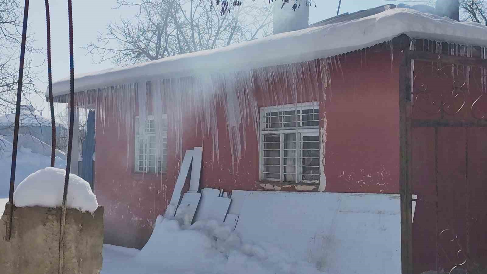 Erciş’te buz sarkıtları tehlike saçıyor
