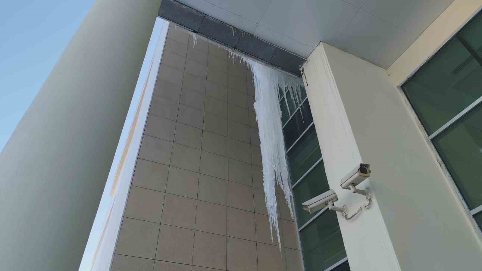 Erciş’te buz sarkıtları tehlike saçıyor