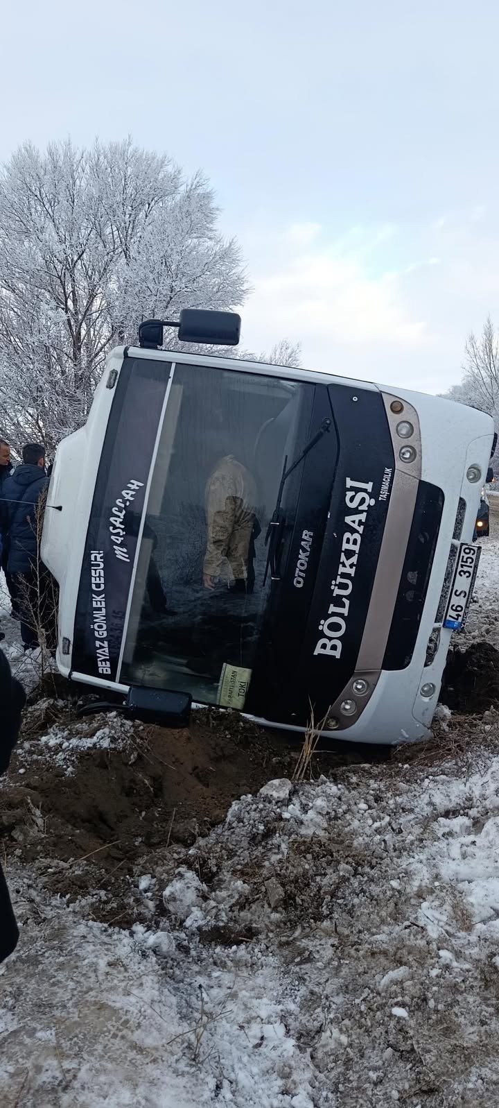 Elbistan-Çoğulhan karayolunda işçi servisi devrildi