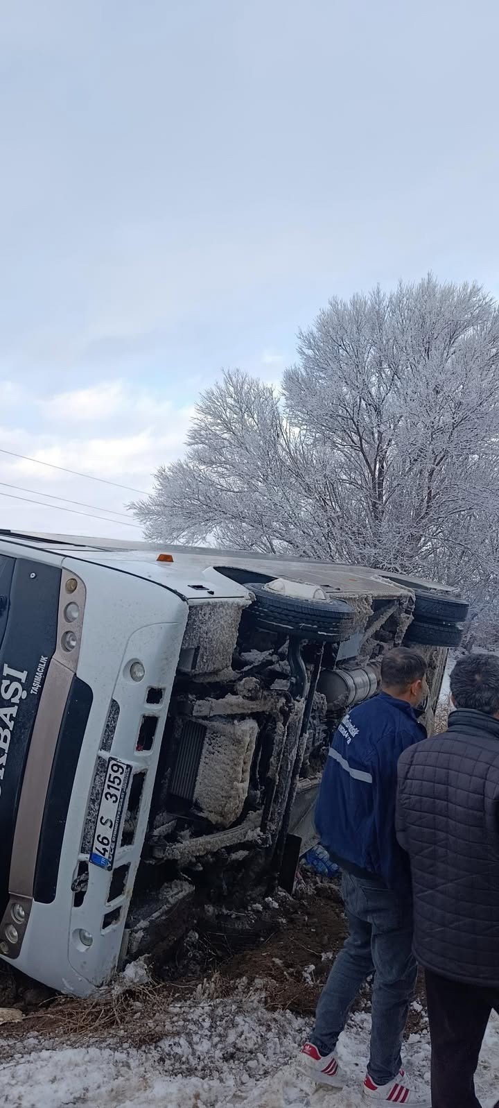 Elbistan-Çoğulhan karayolunda işçi servisi devrildi
