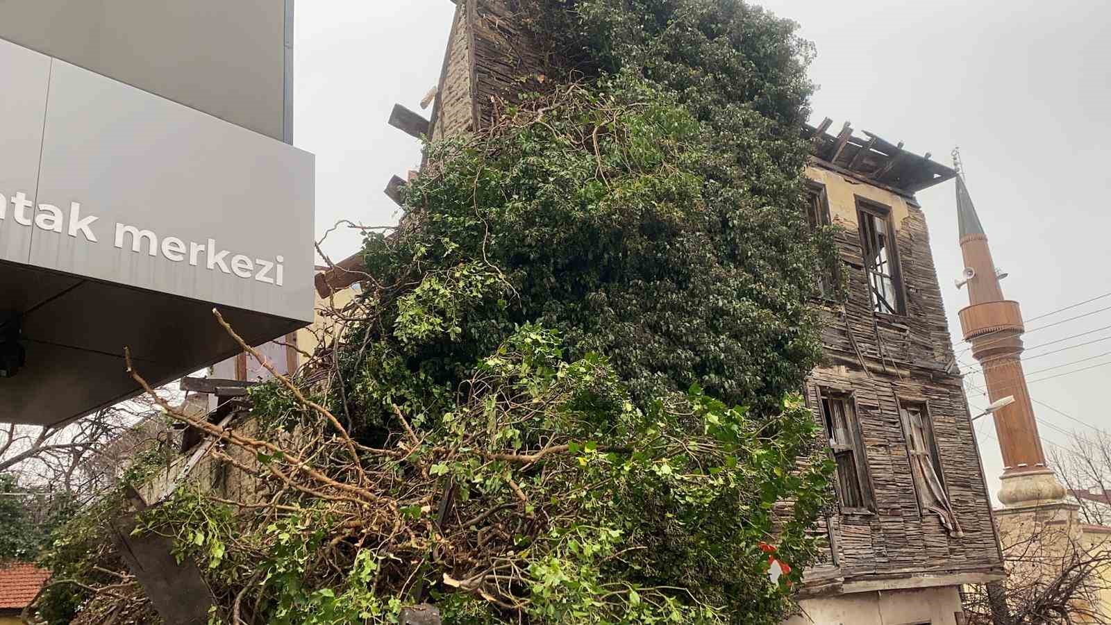 Bolu’da metruk bina çöktü: Bir otomobil hasar aldı