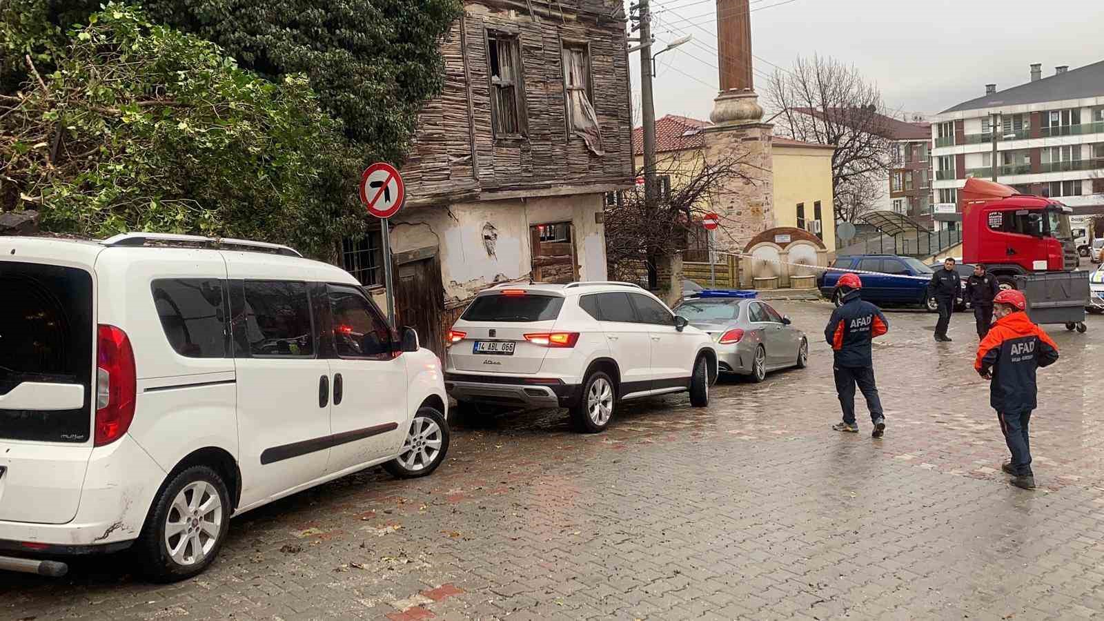 Bolu’da metruk bina çöktü: Bir otomobil hasar aldı