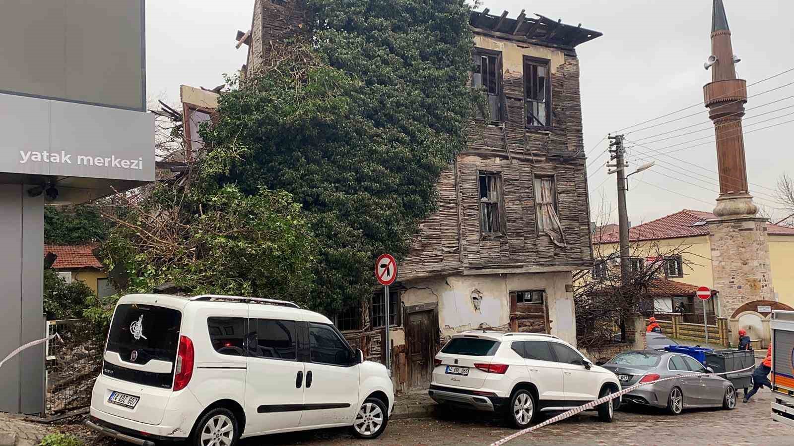 Bolu’da metruk bina çöktü: Bir otomobil hasar aldı