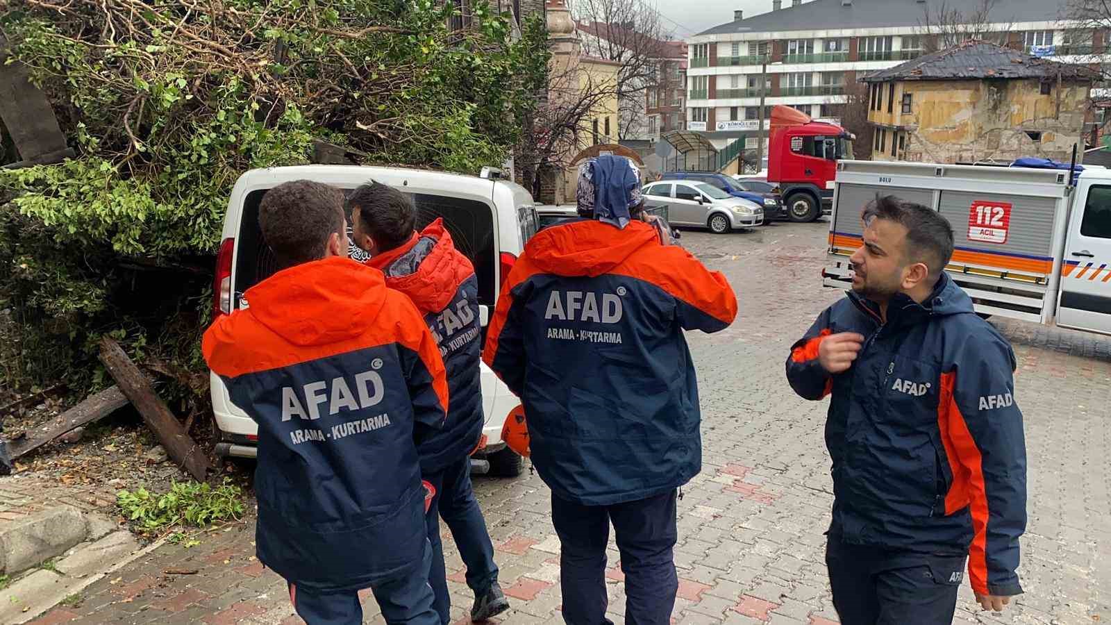 Bolu’da metruk bina çöktü: Bir otomobil hasar aldı