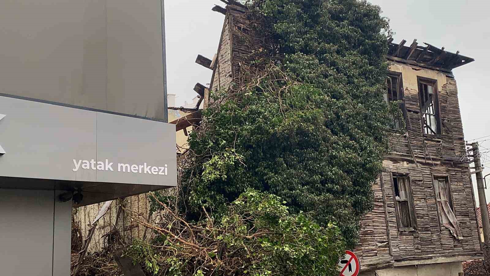 Bolu’da metruk bina çöktü: Bir otomobil hasar aldı