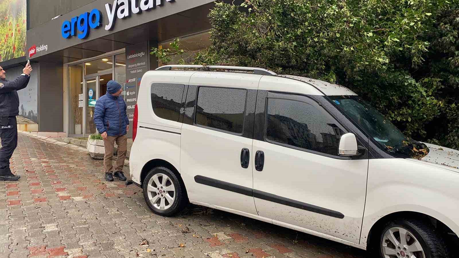 Bolu’da metruk bina çöktü: Bir otomobil hasar aldı