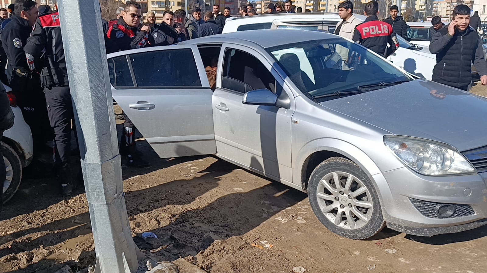 Adliye önünde boşanma kavgası: 2 yaralı