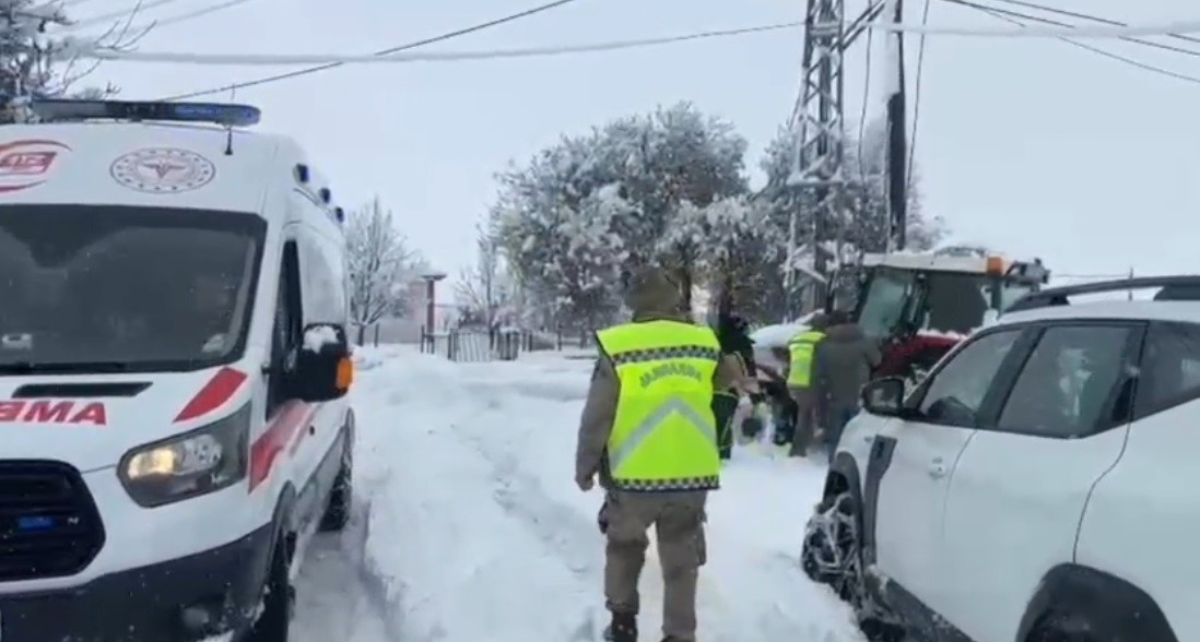 Karla kapanan köy yolunda zamanla yarış: Hasta sağlık ekiplerine ulaştırıldı