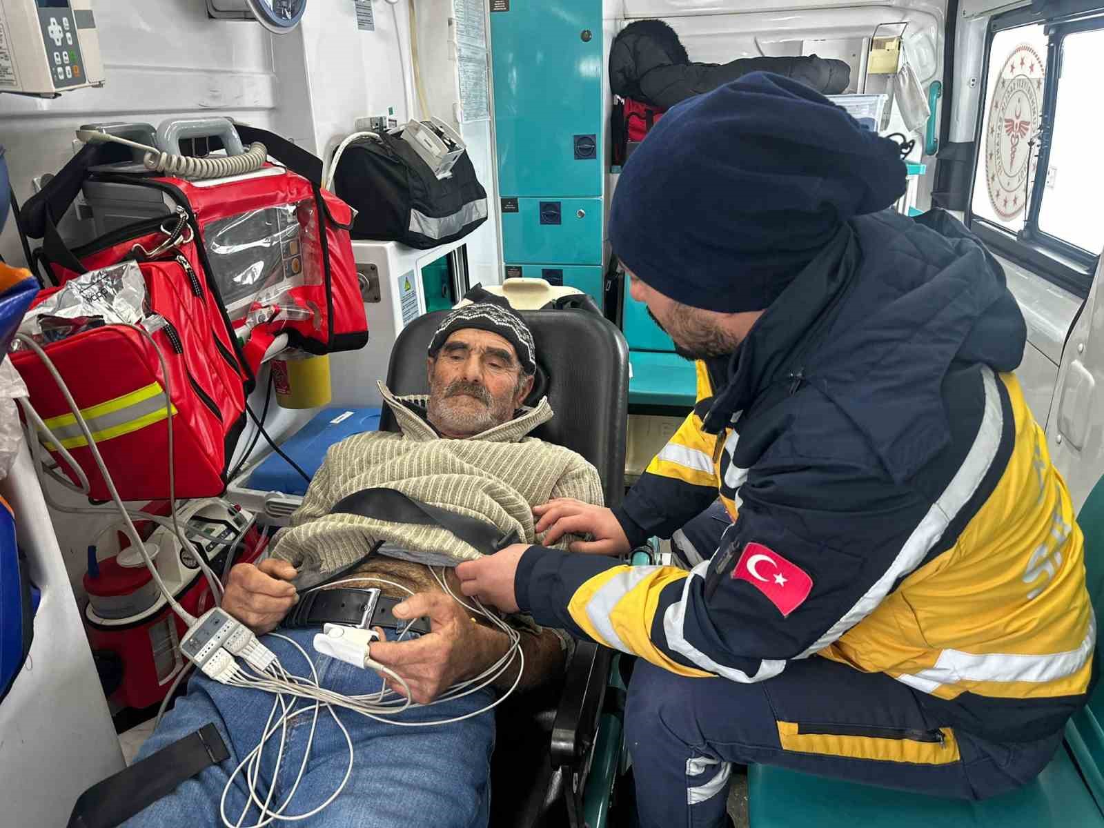 Karla kapanan köy yolunda zamanla yarış: Hasta sağlık ekiplerine ulaştırıldı