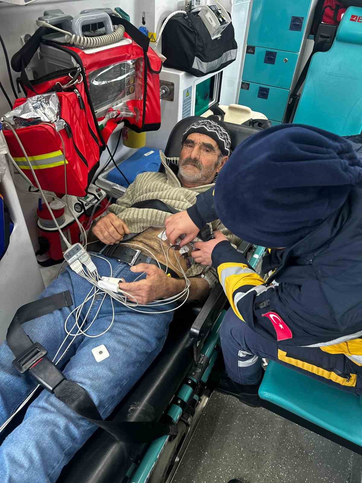 Karla kapanan köy yolunda zamanla yarış: Hasta sağlık ekiplerine ulaştırıldı