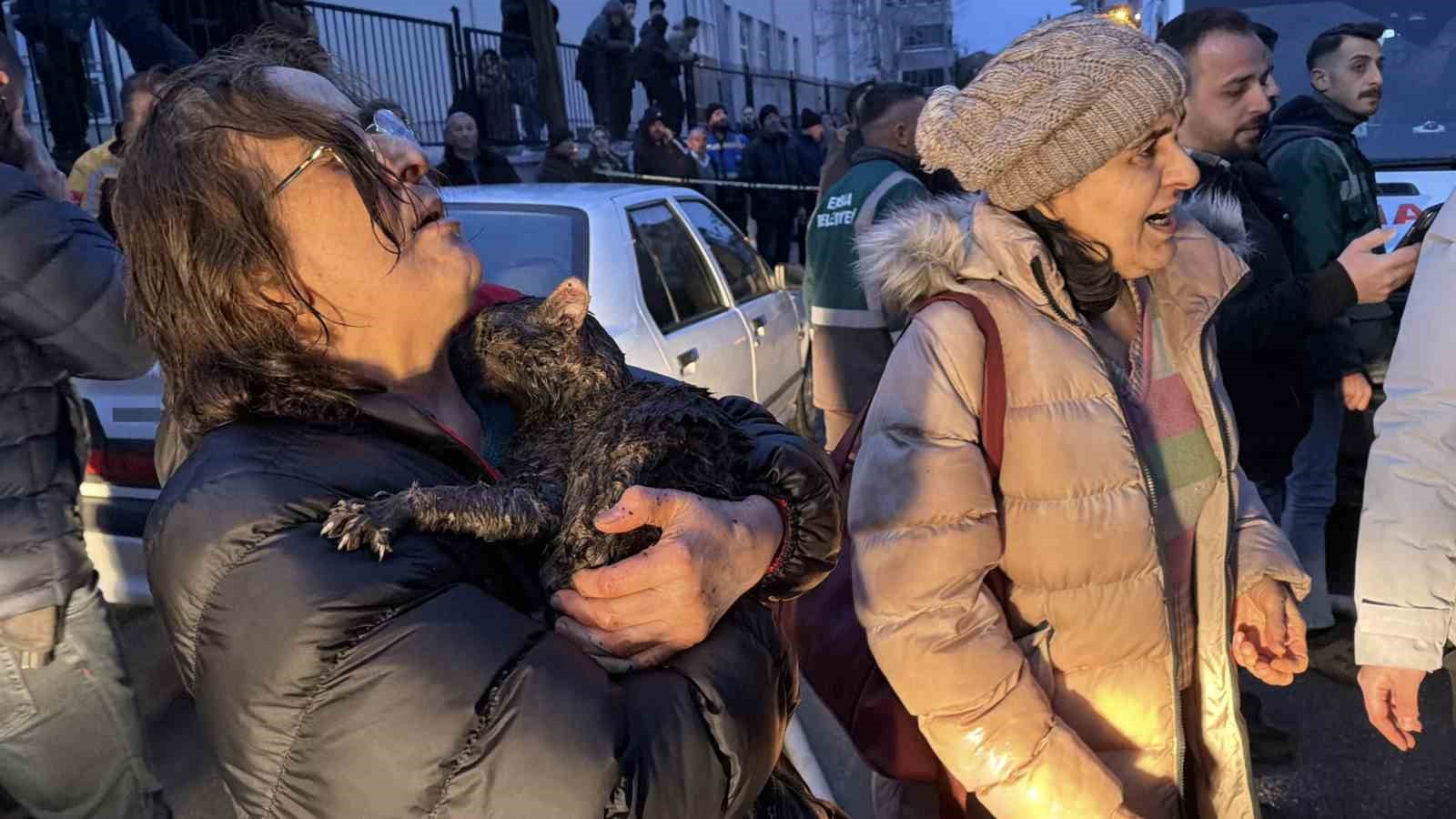 Kediler üşümesin diye yakılan soba faciaya dönüştü: İki ev küle döndü