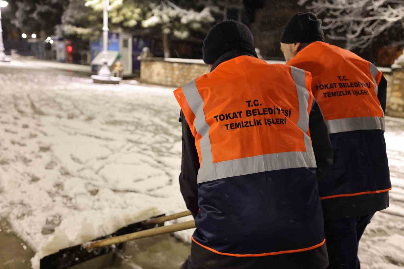 Kar yağışına karşı Tokat Belediyesi’nden etkin mücadele
