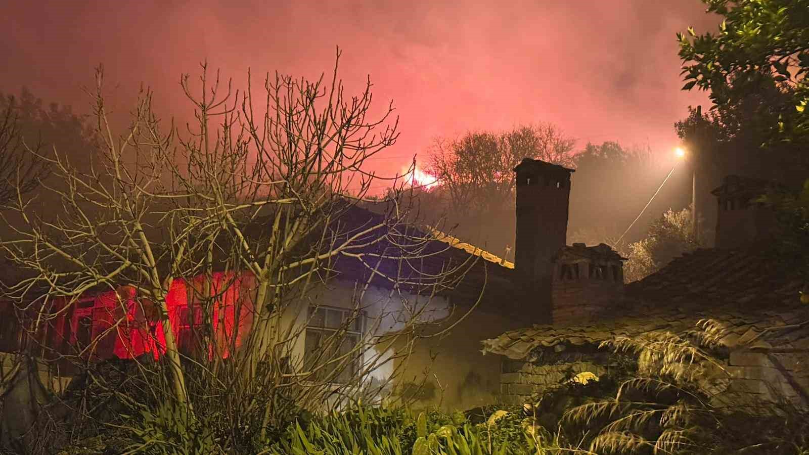 Antalya’da evleri tehdit eden orman yangını kontrol altına alındı